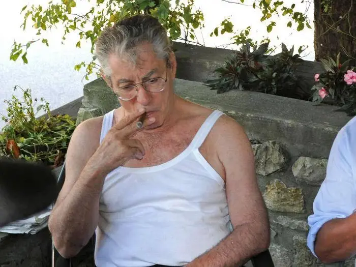 Canottiera, dito medio e il linguaggio come clava: così Umberto Bossi ha fatto del rancore una forza politica