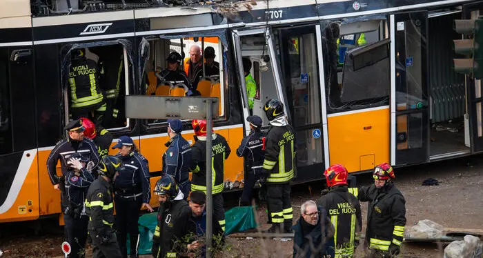Tram deragliato a Milano, la Polizia locale:\u00A0«Il conducente\u00A0era al telefono pochi secondi prima dell’incidente»\n