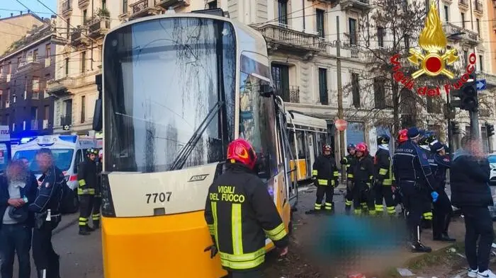 Il tram della linea 9 deragliato a Milano, finendo fuori dai binari contro un edificio e investendo delle persone, Milano, 27 febbraio 2026 ANSA/US VIGILI DEL FUOCO +++ NPK +++ NO SALES, EDITORIAL USE ONLY +++ , ANSA