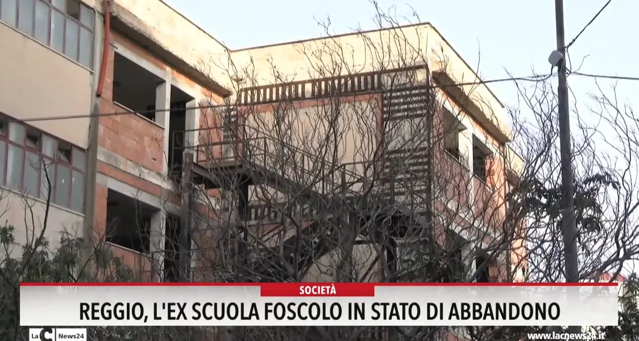 Reggio, l'ex scuola Foscolo in stato di abbandono