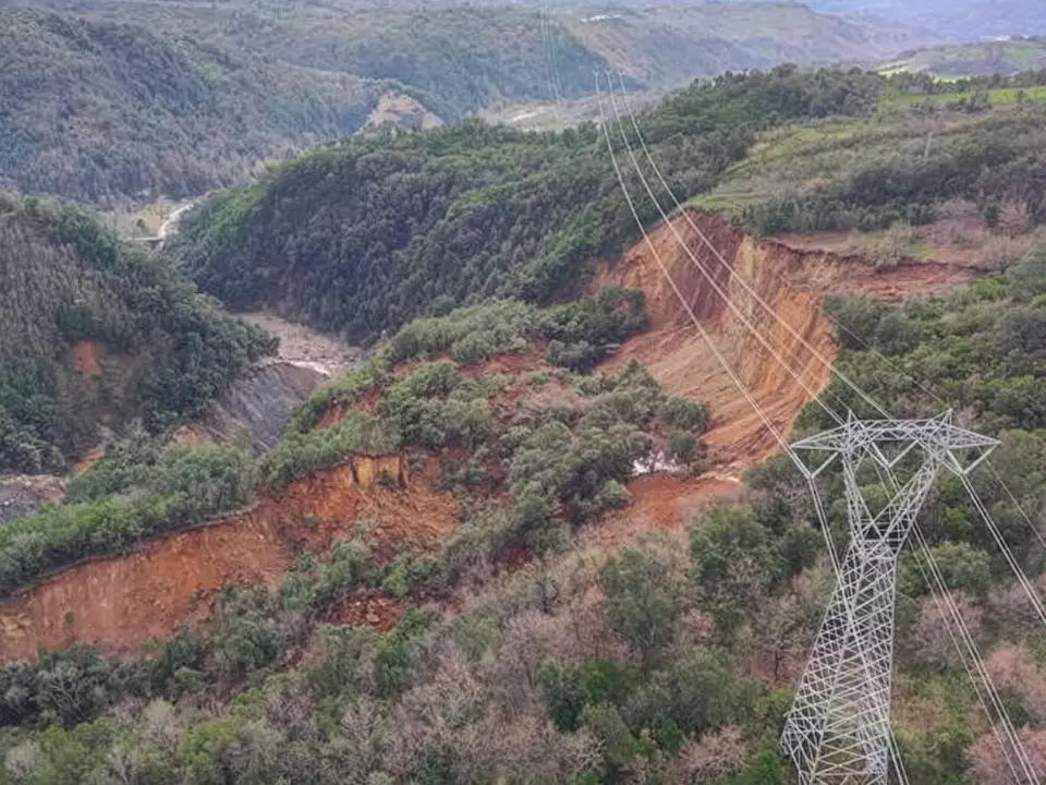 Frana a Polia, Terna avvia la variante dell’elettrodotto Maida-Rizziconi: nuovi tralicci e cantieri da maggio a settembre