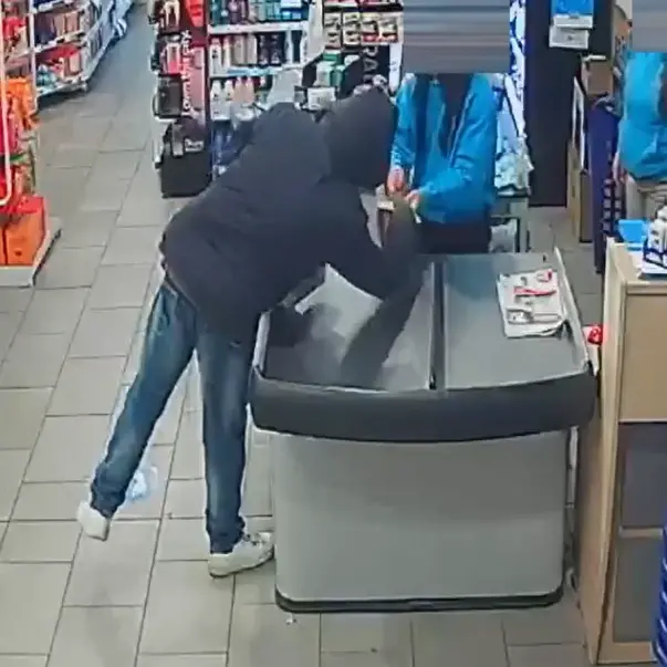 Cosenza, rapina al negozio “Splendidi & Splendenti” del centro commerciale I Due Fiumi: un arresto | VIDEO\n