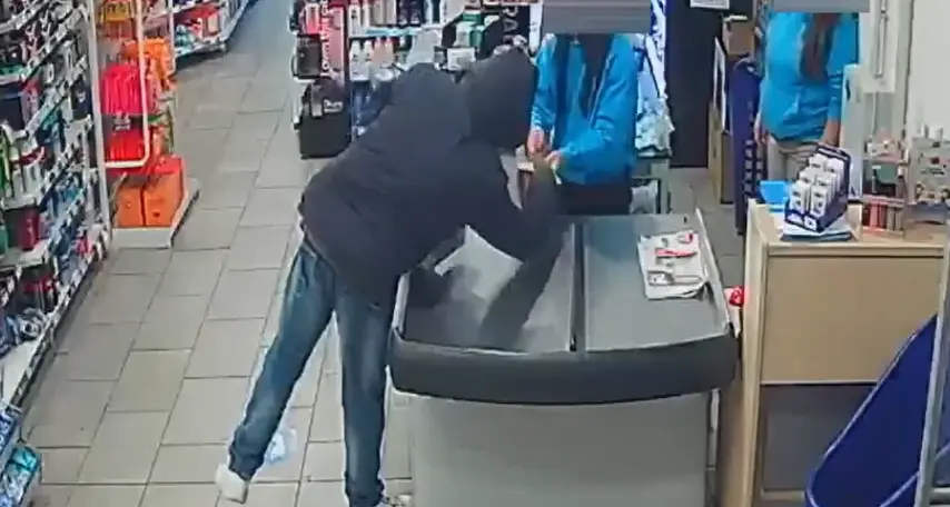 Cosenza, rapina al negozio “Splendidi & Splendenti” del centro commerciale I Due Fiumi: un arresto | VIDEO\n