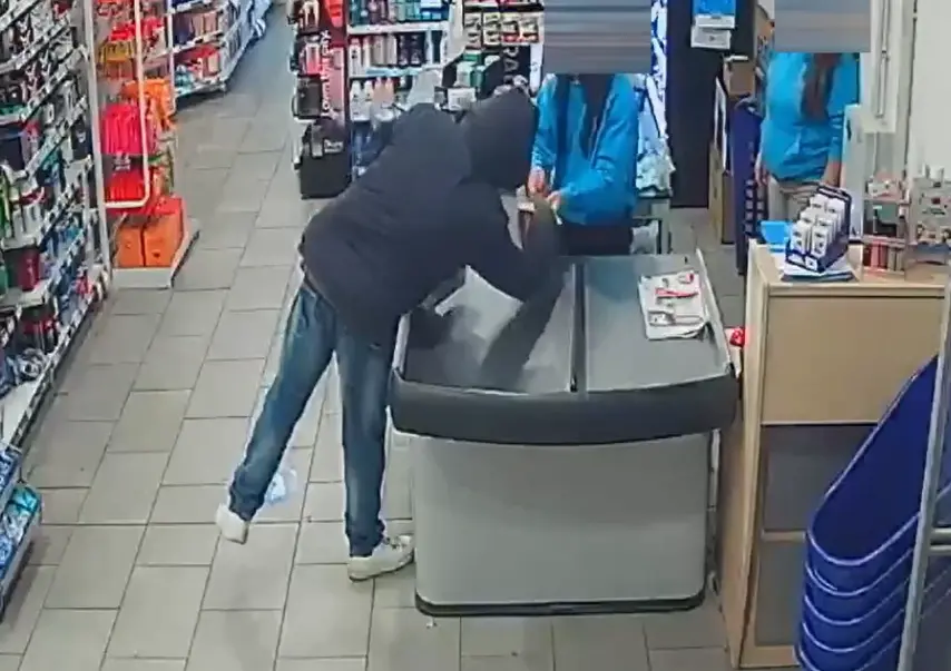 Cosenza, rapina al negozio “Splendidi & Splendenti” del centro commerciale I Due Fiumi: un arresto | VIDEO\n