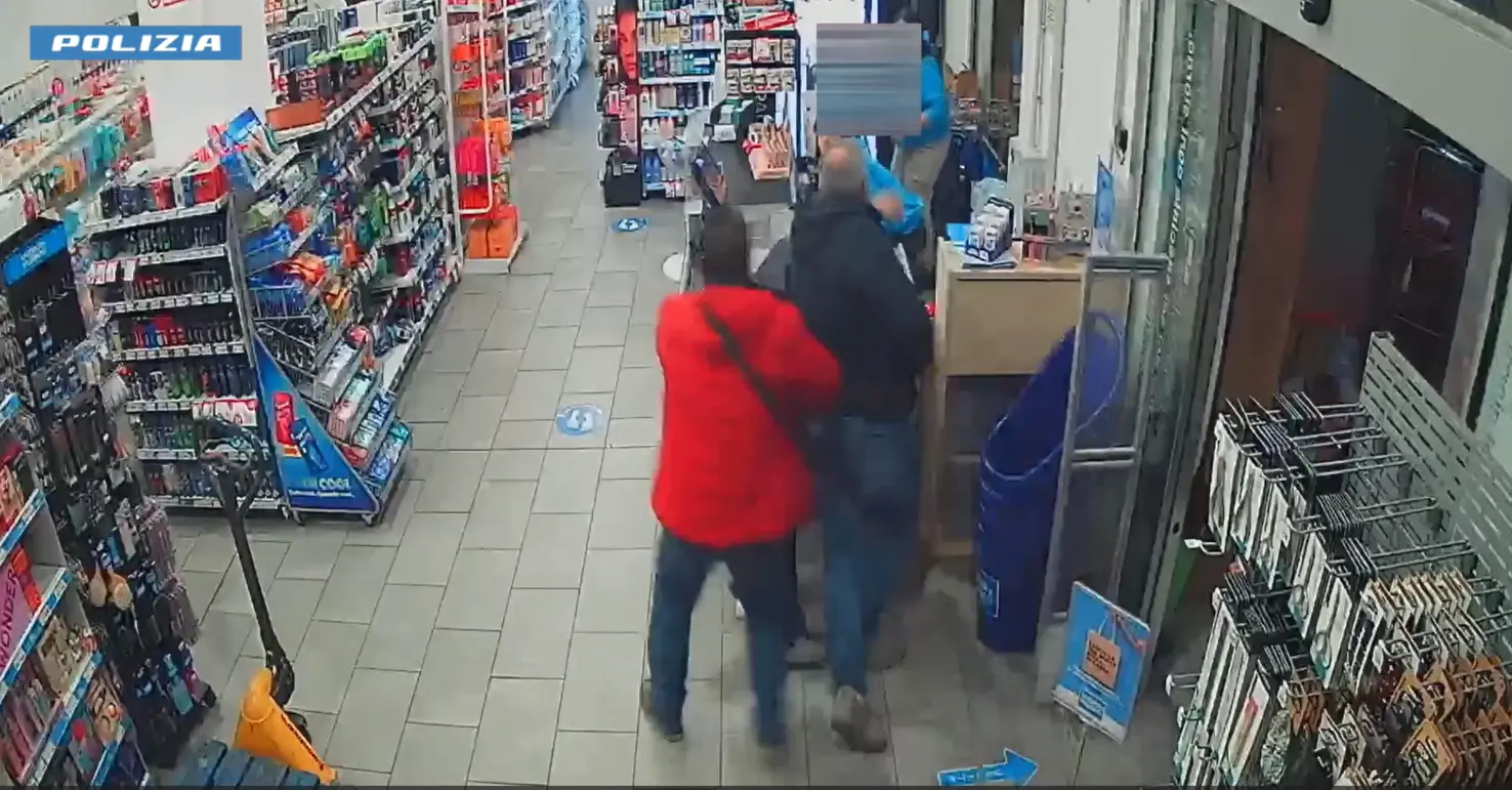 Cosenza, l’arresto lampo filmato in diretta dopo la rapina: il responsabile ai domiciliari –\u00A0VIDEO\n