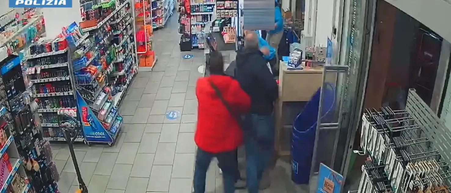 Cosenza, l’arresto lampo filmato in diretta dopo la rapina: il responsabile ai domiciliari –\u00A0VIDEO\n