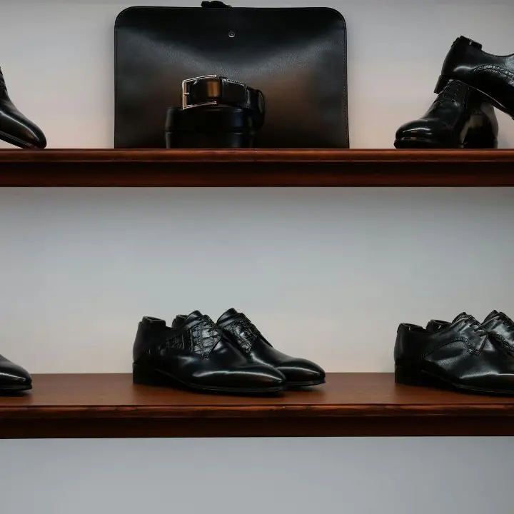 Sfondano il cancello dello stabilimento Prada e portano via 700 paia di scarpe, colpo da 400mila euro\n