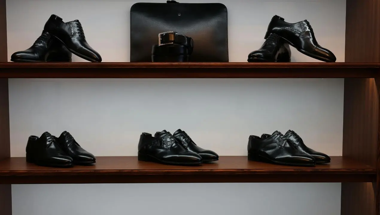 Sfondano il cancello dello stabilimento Prada e portano via 700 paia di scarpe, colpo da 400mila euro\n