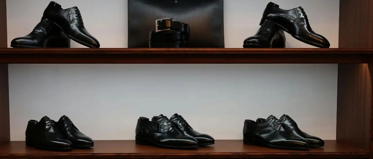 Sfondano il cancello dello stabilimento Prada e portano via 700 paia di scarpe, colpo da 400mila euro\n