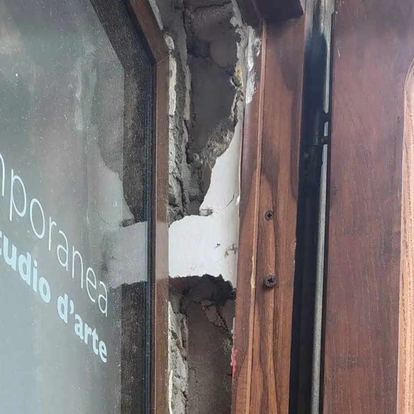Vandali in azione a Camini, forzato l’ingresso della galleria d’arte di Chiara Mosciatti\n