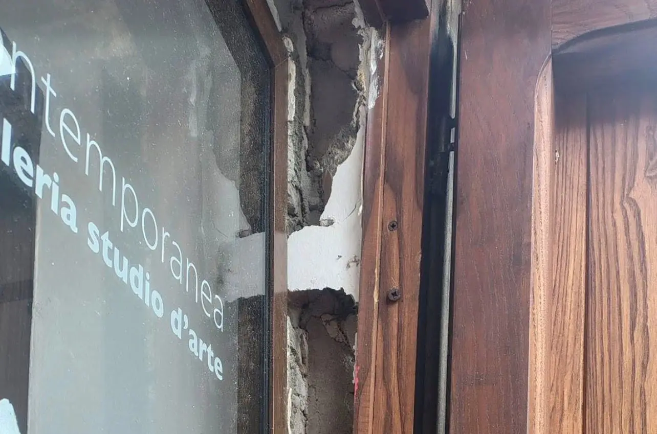 Vandali in azione a Camini, forzato l’ingresso della galleria d’arte di Chiara Mosciatti\n