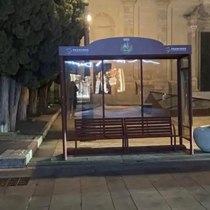 La pensilina a piazza San Leoluca diventa un caso politico, l’attacco di Forza Italia e Cuore Vibonese: «Indignati. Va rimossa subito»\n