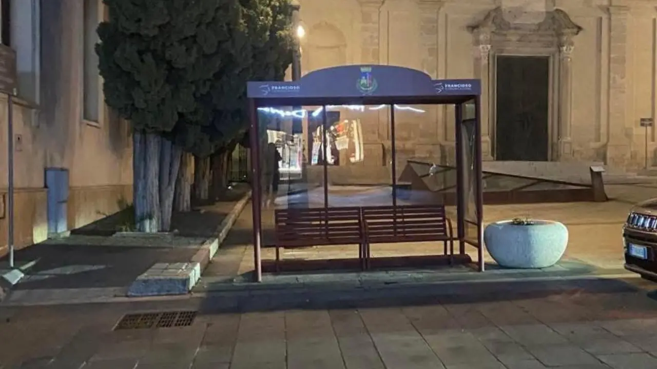 La pensilina a piazza San Leoluca diventa un caso politico, l’attacco di Forza Italia e Cuore Vibonese: «Indignati. Va rimossa subito»\n