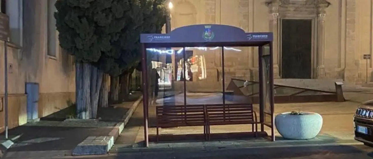 La pensilina a piazza San Leoluca diventa un caso politico, l’attacco di Forza Italia e Cuore Vibonese: «Indignati. Va rimossa subito»\n