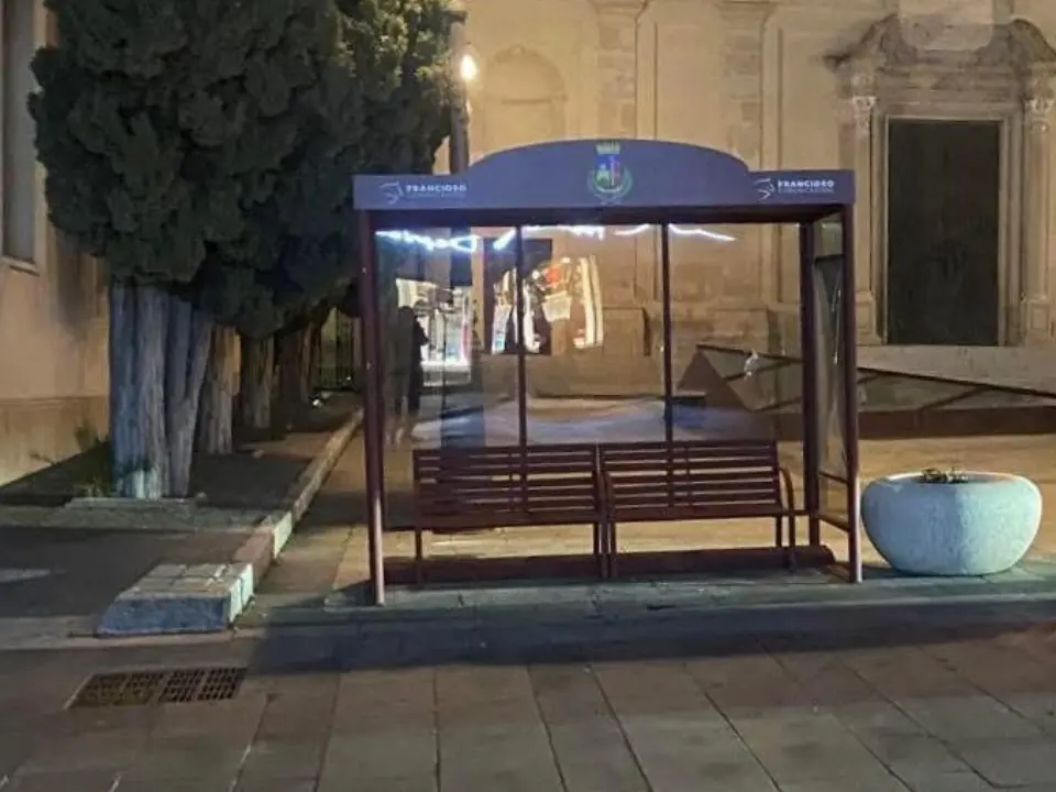 La pensilina a piazza San Leoluca diventa un caso politico, l’attacco di Forza Italia e Cuore Vibonese: «Indignati. Va rimossa»
