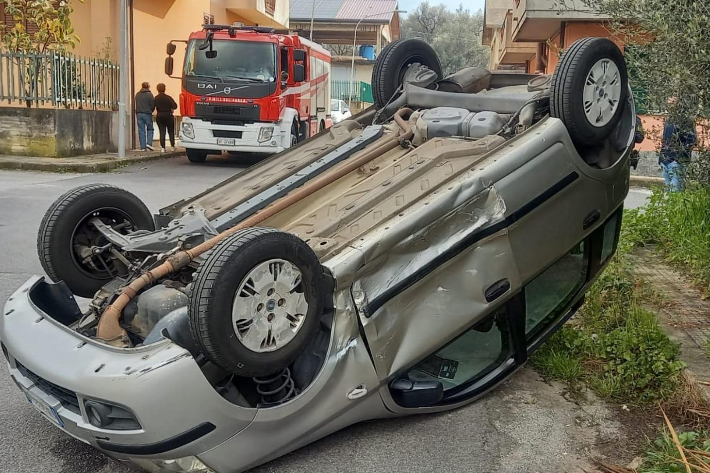 Auto si ribalta in pieno centro a Cittanova, un ferito