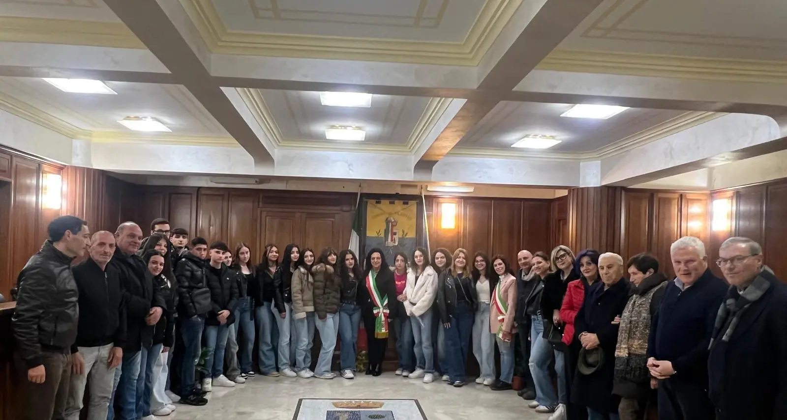 A Filandari una mimosa contro la violenza di genere, il sindaco: «Momento fondamentale di crescita civile»\n