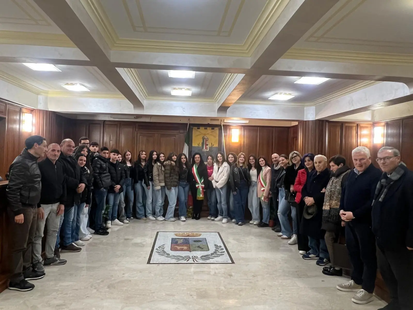 A Filandari una mimosa contro la violenza di genere, il sindaco: «Momento fondamentale di crescita civile»\n