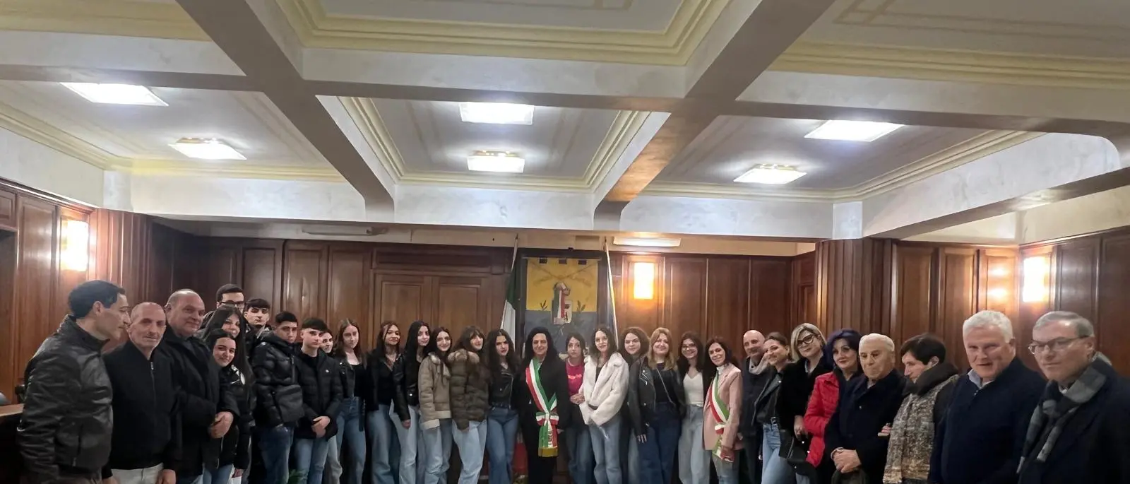 A Filandari una mimosa contro la violenza di genere, il sindaco: «Momento fondamentale di crescita civile»