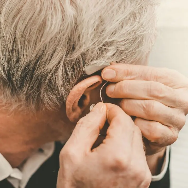 Le protesi acustiche anche ai pazienti morti, così funzionava la presunta truffa a Lamezia: tutti i dettagli\n