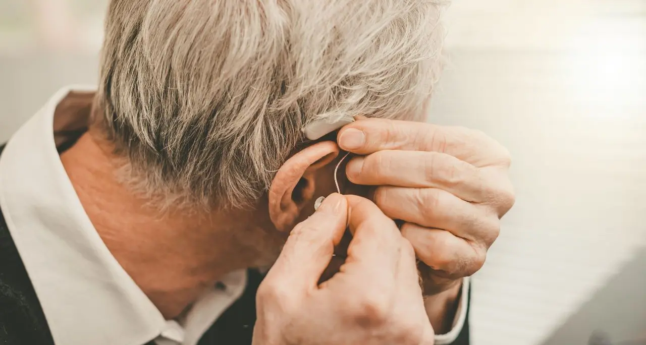 Le protesi acustiche anche ai pazienti morti, così funzionava la presunta truffa a Lamezia: tutti i dettagli\n