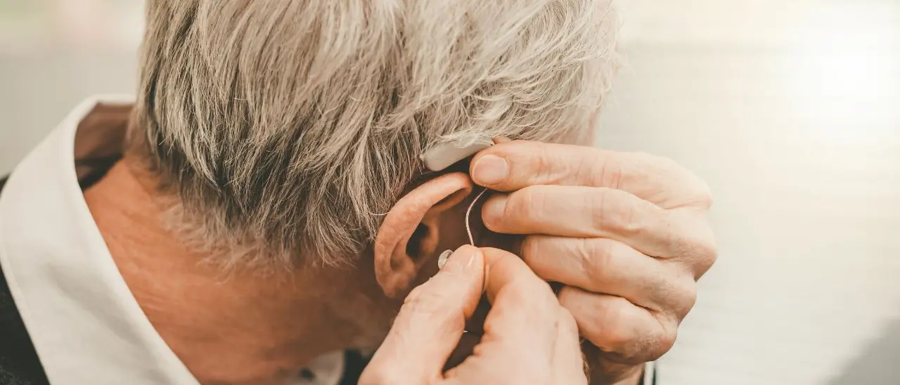 Le protesi acustiche anche ai pazienti morti, così funzionava la presunta truffa a Lamezia: tutti i dettagli\n