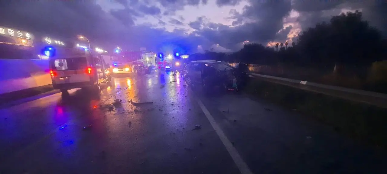 Incidente mortale sulla statale 106 nel Reggino: una vittima tra Marina di Gioiosa Jonica e Roccella\n