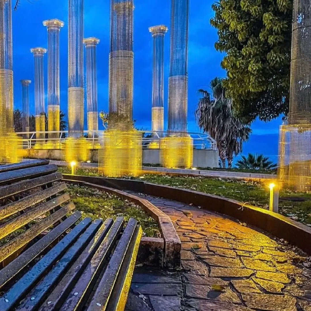 All’alba, quando il mare trattiene i sogni\n