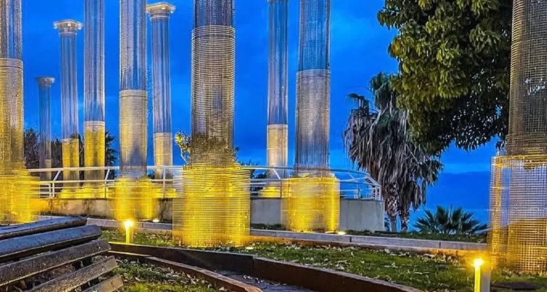 All’alba, quando il mare trattiene i sogni\n