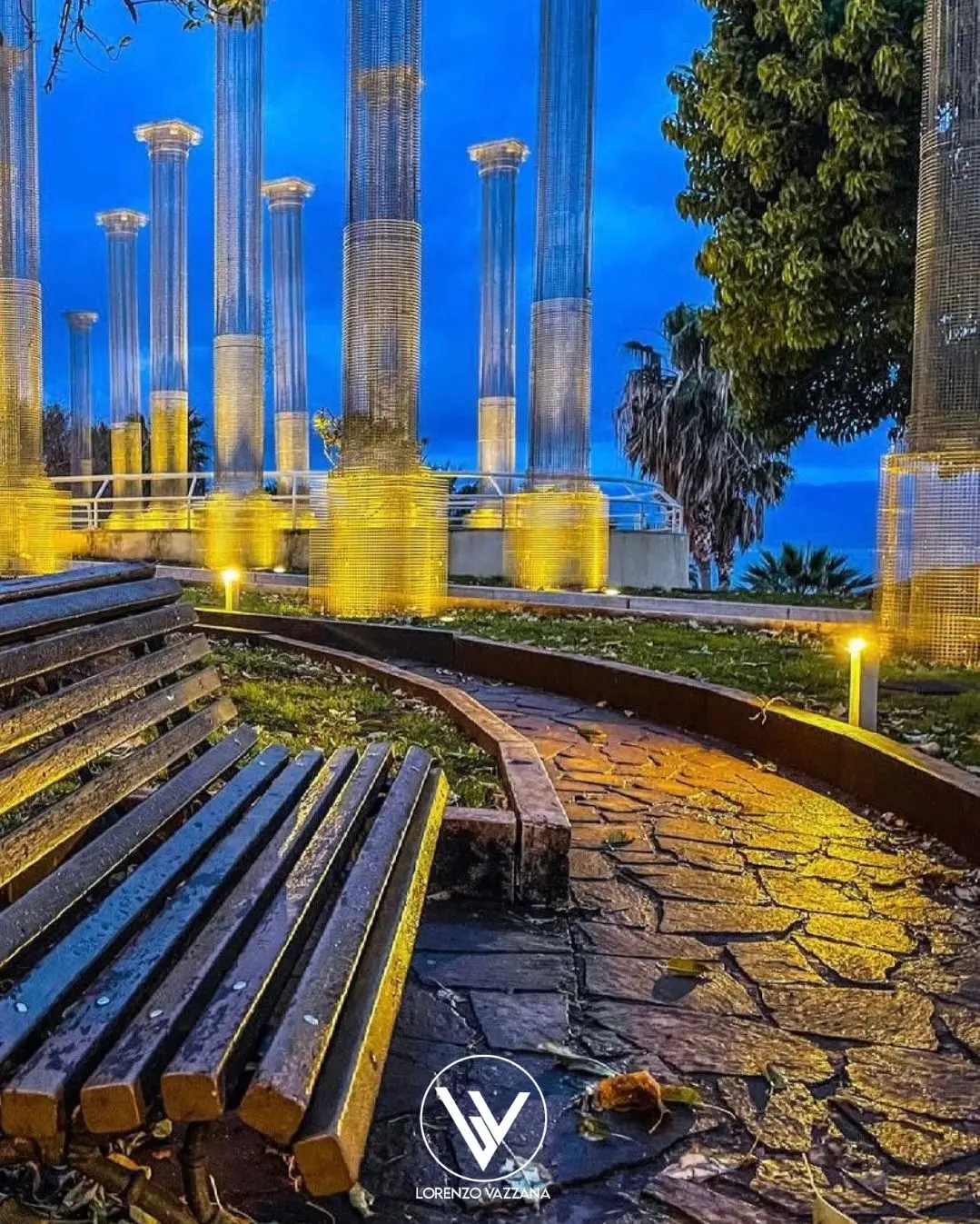 All’alba, quando il mare trattiene i sogni\n