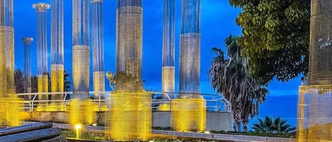 All’alba, quando il mare trattiene i sogni\n