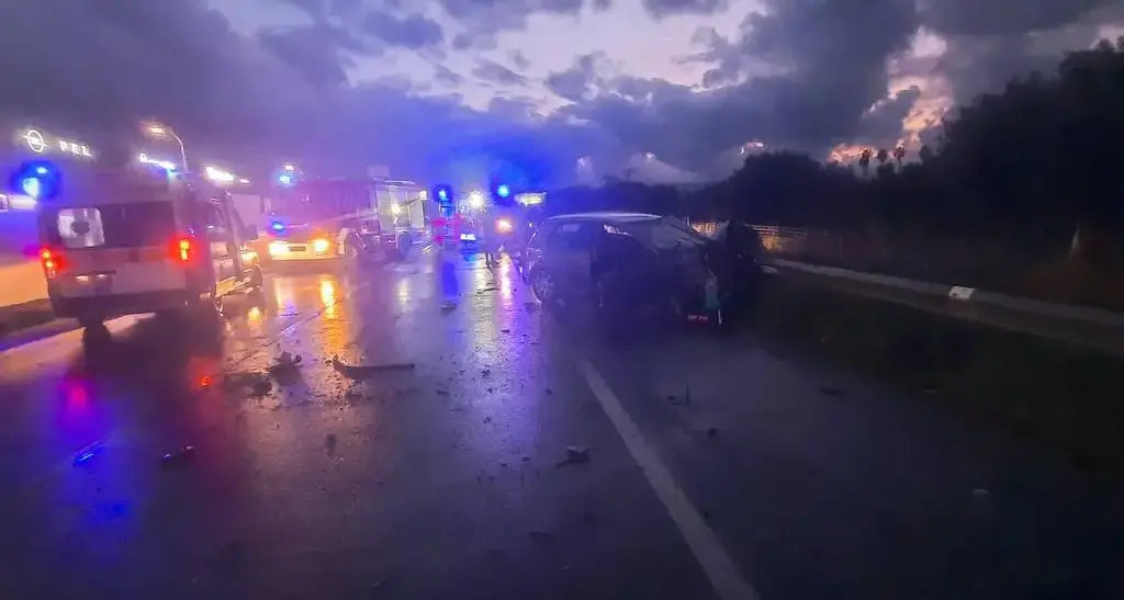 <p>Si aggrava il bilancio dell’incidente sulla statale 106 tra Gioiosa e Roccella: sono <span style=\"color:hsl(0, 75%, 60%);\">due i morti</span></p>