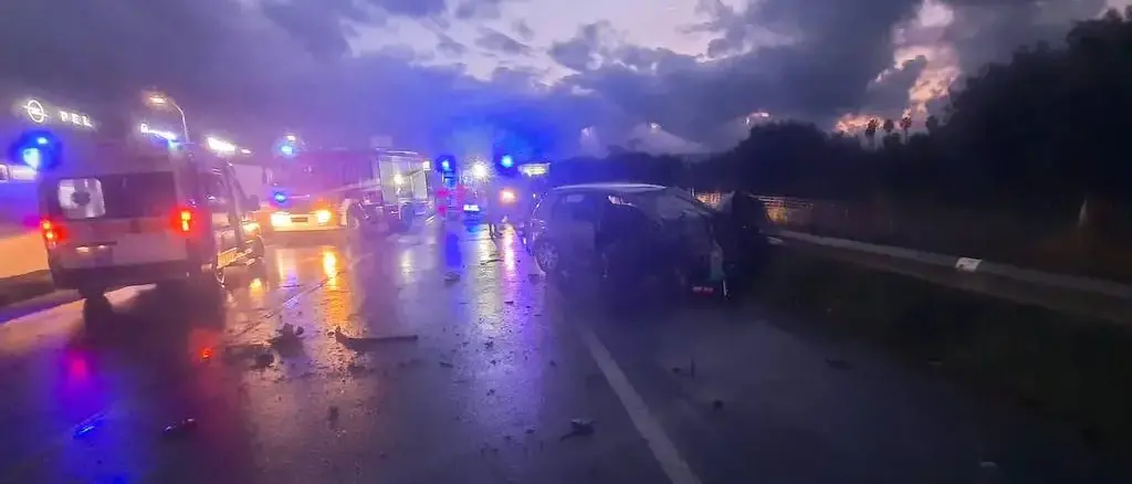 Si aggrava il bilancio dell’incidente sulla statale 106 tra Gioiosa e Roccella: un morto ed un ferito in gravissime condizioni\n