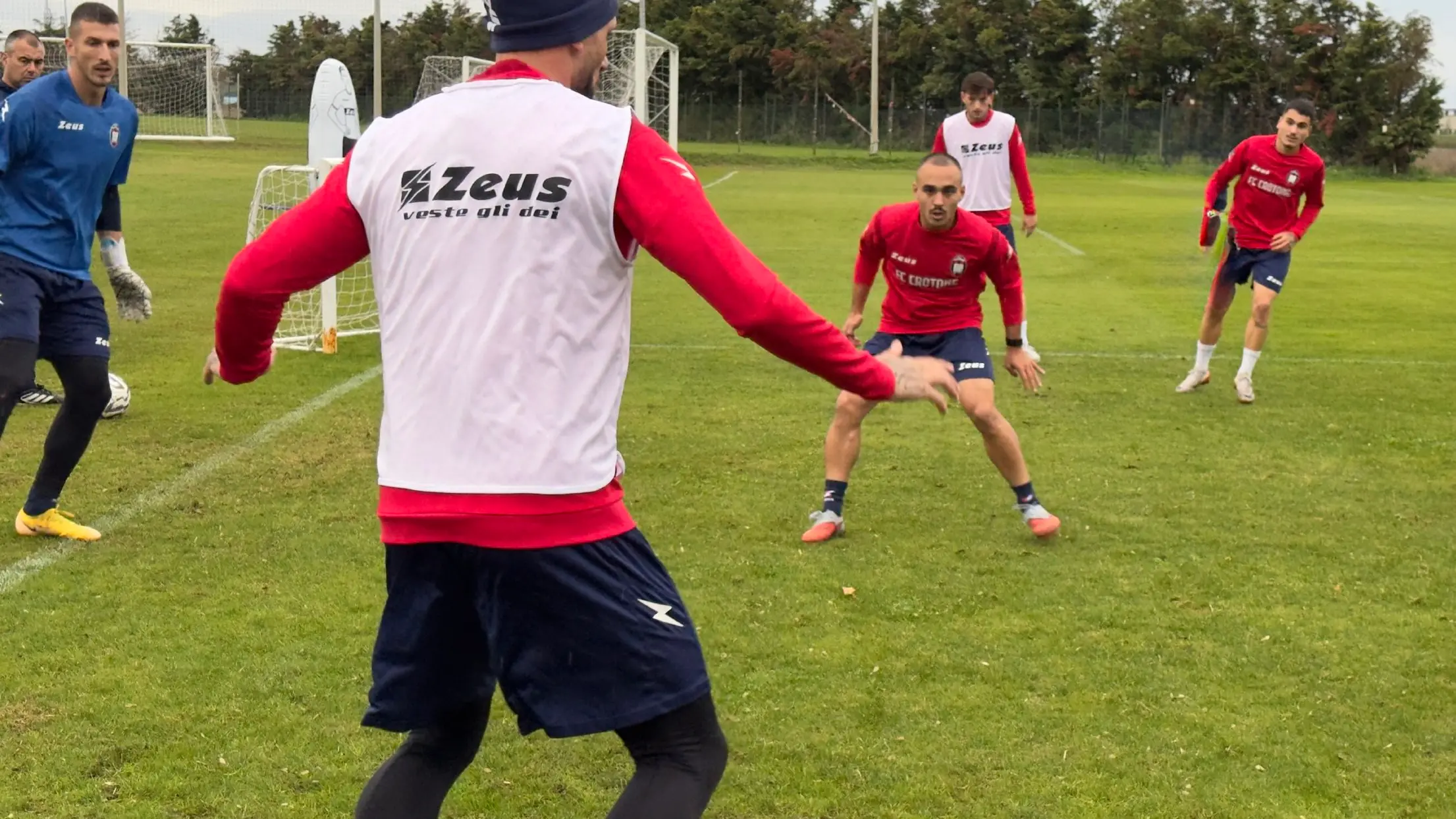 <p>Sorrento-Crotone: gara chiave a sei giornate dal termine. Senza Gomez e Zunno, gli squali cercano conferme</p>