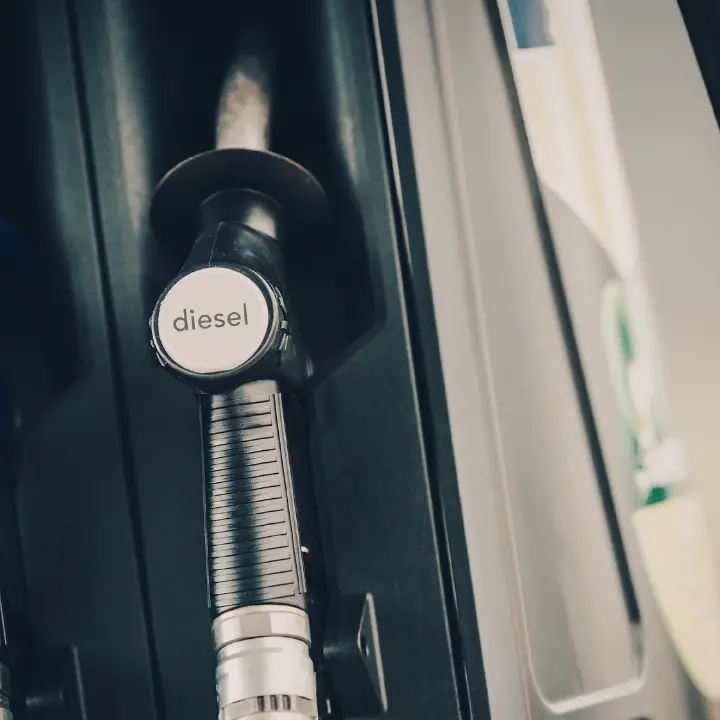 <p>«Il prezzo dei carburanti sta “mangiando” lo sconto sulle accise»: i dati delle associazioni su ribassi e divari tra regioni</p>