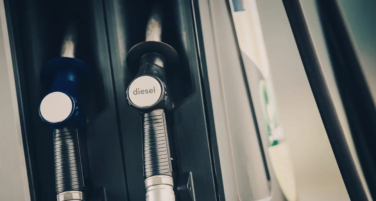 <p>«Il prezzo dei carburanti sta “mangiando” lo sconto sulle accise»: i dati delle associazioni su ribassi e divari tra regioni</p>