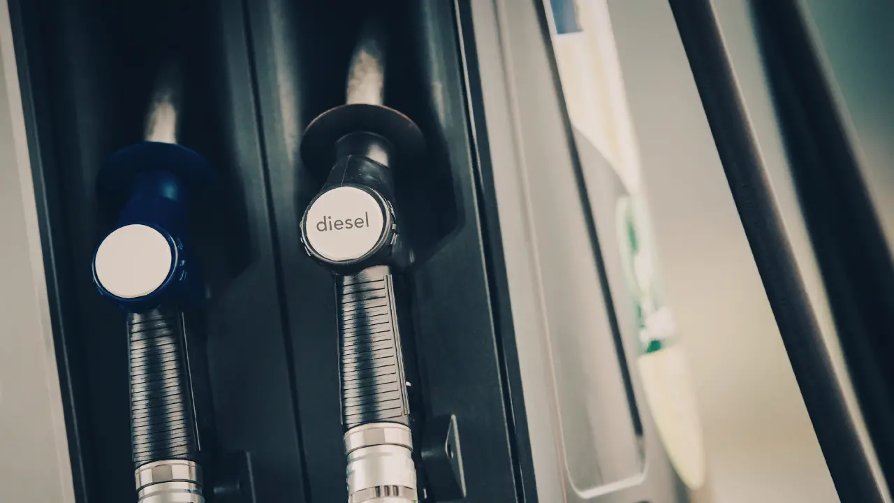 «Il prezzo industriale dei carburanti sta “mangiando” lo sconto sulle accise»: i dati delle associazioni su\u00A0ribassi e\u00A0divari tra regioni\n