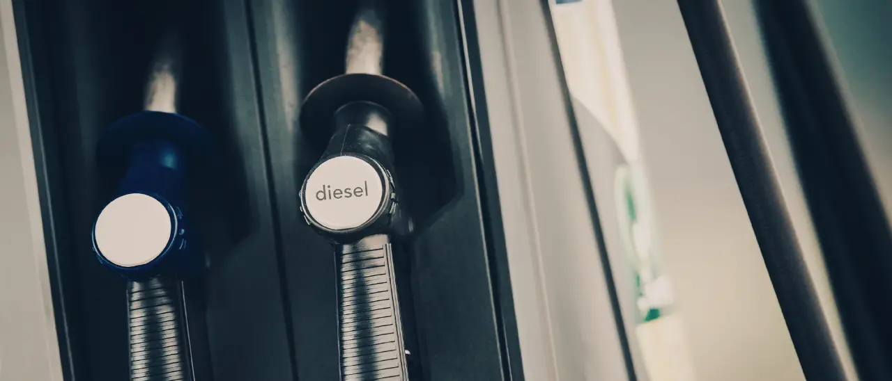 «Il prezzo industriale dei carburanti sta “mangiando” lo sconto sulle accise»: i dati delle associazioni su\u00A0ribassi e\u00A0divari tra regioni\n