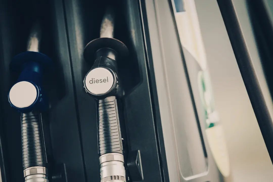 Caro carburante, il futuro è incerto: «Da domani il prezzo scenderà ma tra un mese potremmo restare senza diesel e benzina»\n