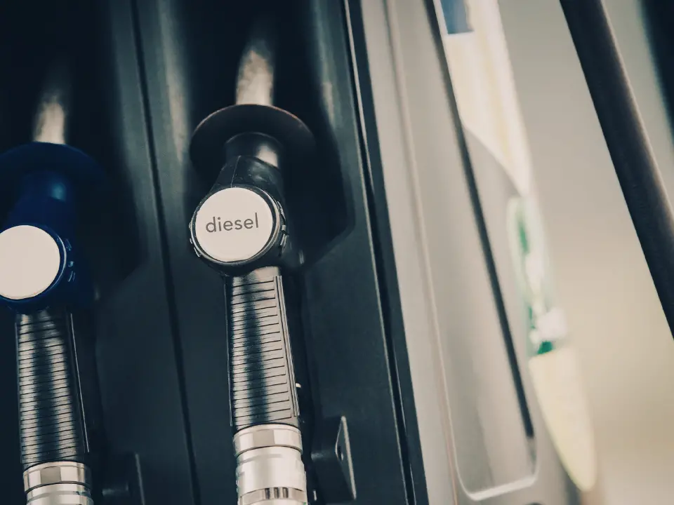 «Il prezzo industriale dei carburanti sta “mangiando” lo sconto sulle accise»: i dati delle associazioni su ribassi e divari tra regioni