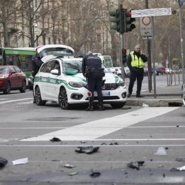 Moto passa con il rosso e si schianta contro un taxi a Milano: morti due giovani\n