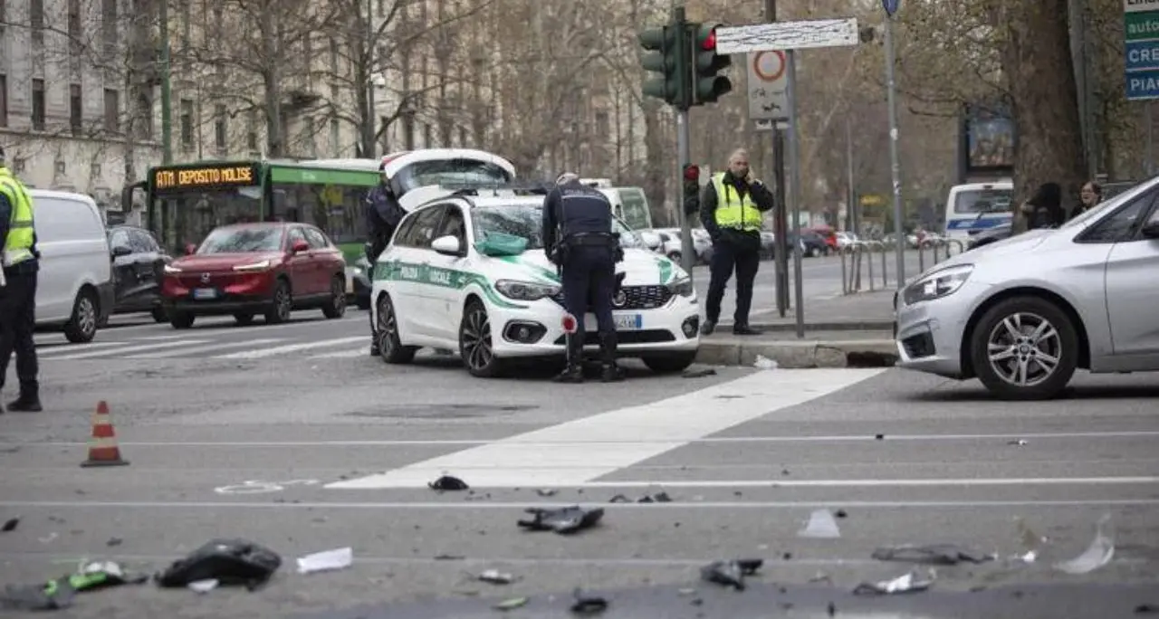 Moto passa con il rosso e si schianta contro un taxi a Milano: morti due giovani\n