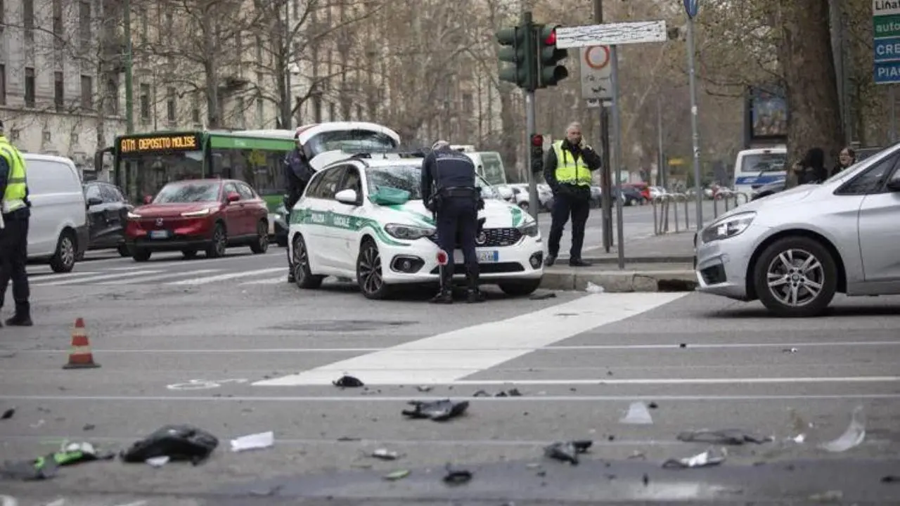 Moto passa con il rosso e si schianta contro un taxi a Milano: morti due giovani\n