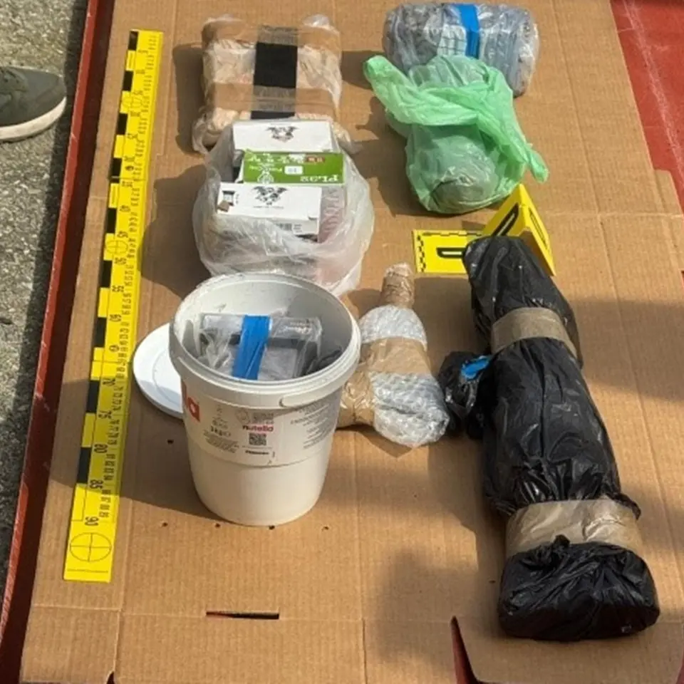 Un arsenale clandestino e\u00A0cocaina\u00A0in contrada Feudo a Gioiosa Ionica: arrestato un quarantottenne\u00A0di Siderno\n