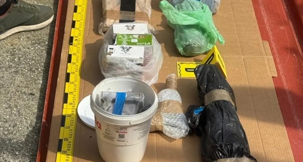 Un arsenale clandestino e\u00A0cocaina\u00A0in contrada Feudo a Gioiosa Ionica: arrestato un quarantottenne\u00A0di Siderno\n