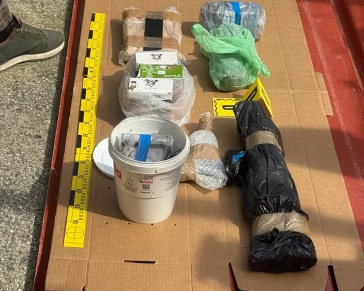 Un arsenale clandestino e\u00A0cocaina\u00A0in contrada Feudo a Gioiosa Ionica: arrestato un quarantottenne\u00A0di Siderno\n