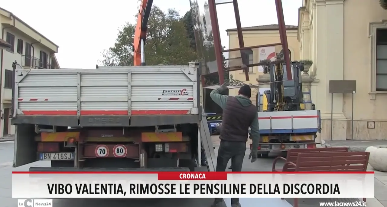 Vibo Valentia, rimosse le pensiline della discordia