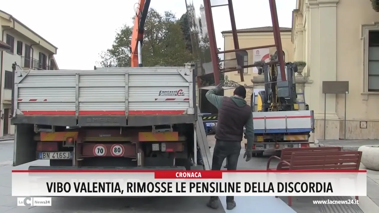 Vibo Valentia, rimosse le pensiline della discordia