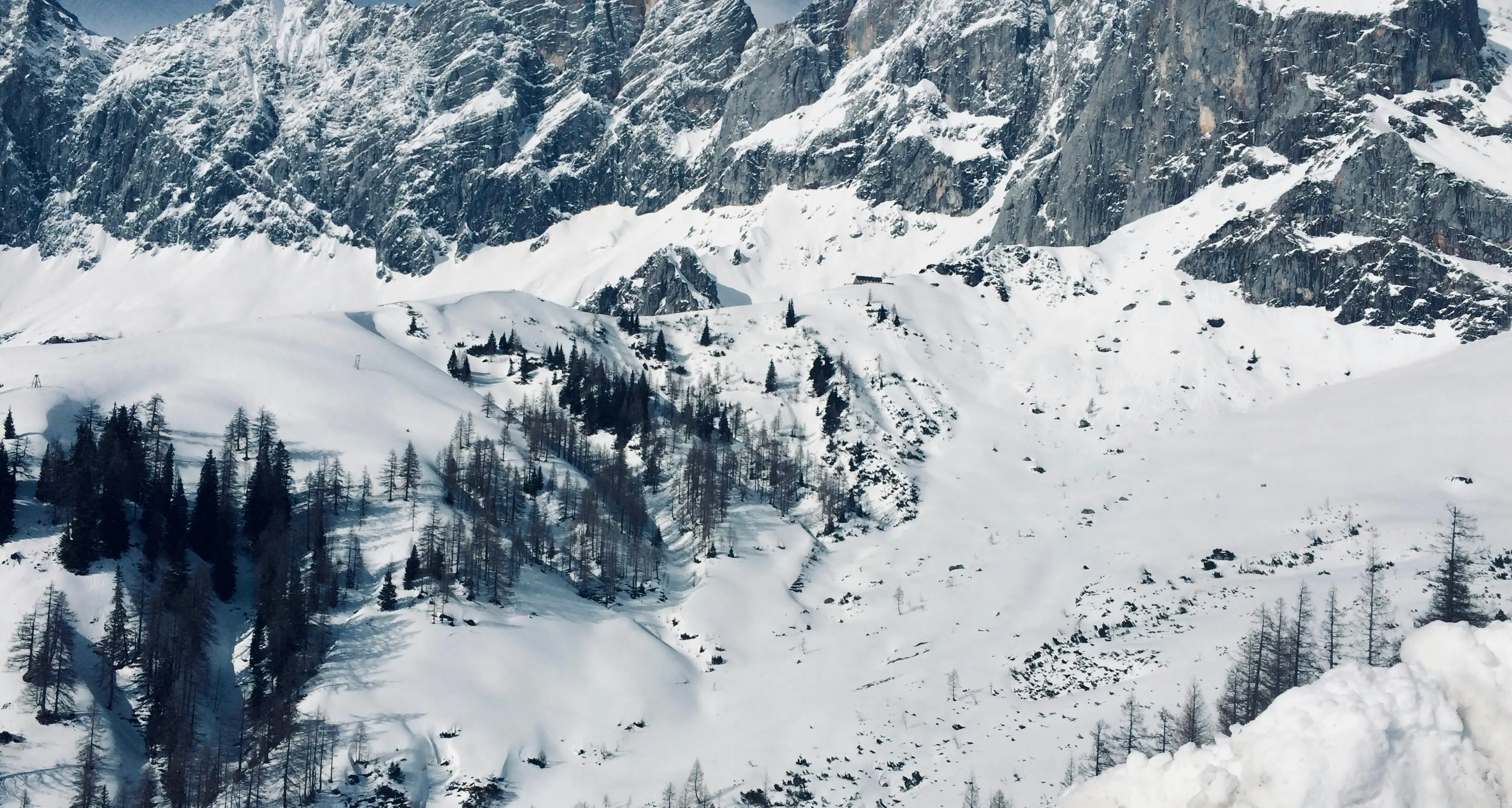 Valanga in Alto Adige, maxi operazione di soccorso: due morti e cinque feriti, tre sono gravi\n