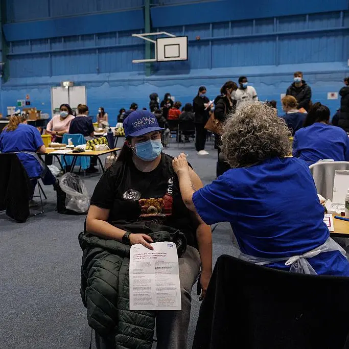 Epidemia di meningite in Inghilterra, salgono a 34 i casi: centinaia in fila per il vaccino\n